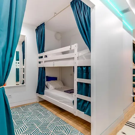Cozy Nest Hostel *